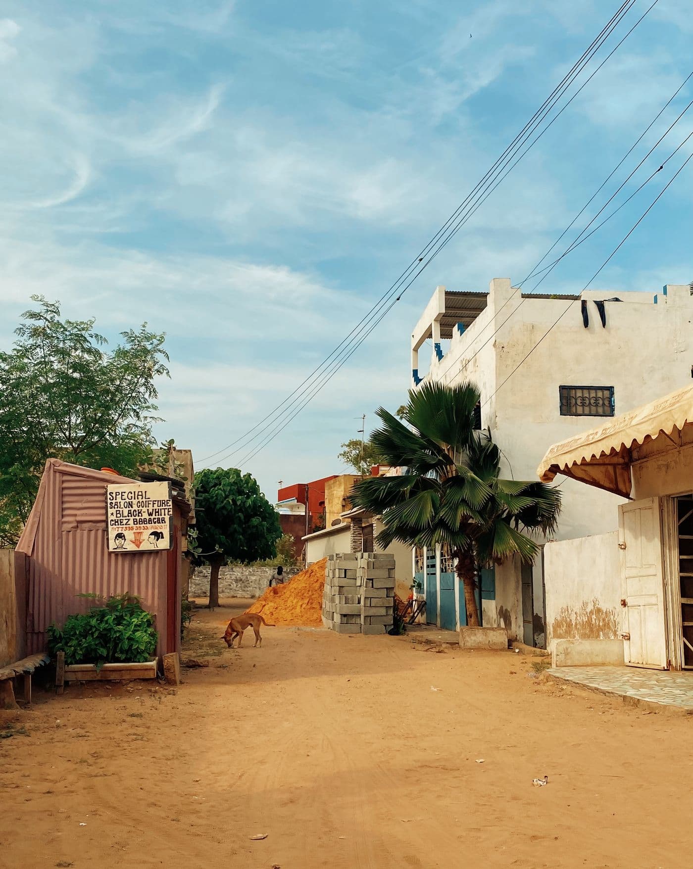 Rue et commerces à Saly